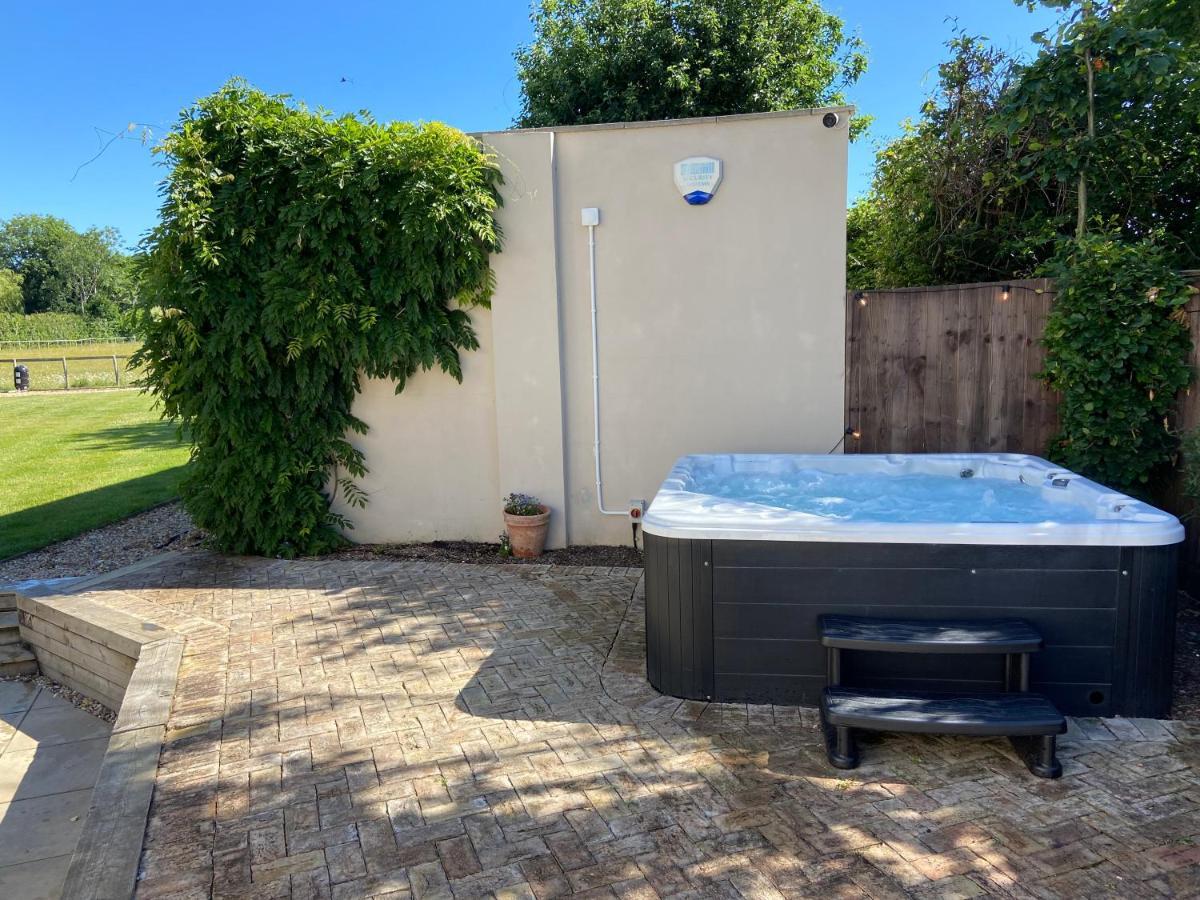 Large Country House - Hot Tub - Pool Table - Bbq - 5 Bedrooms - Log Burner Three Legged Cross Eksteriør billede